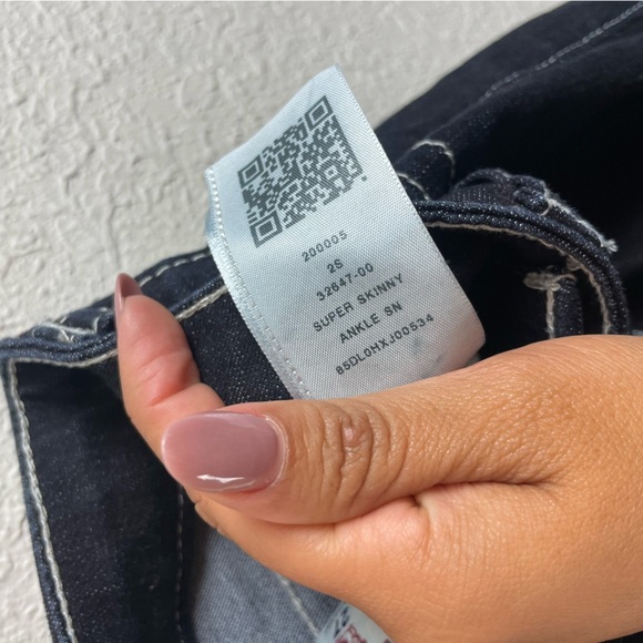 True Religion dark rinse skinny Jean with white contrast stitching - Picture 6 of 11